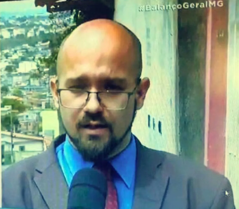 Quadro de TV: Dalton Salvador diante de um microfone, em entrevista ao Balanço Geral MG