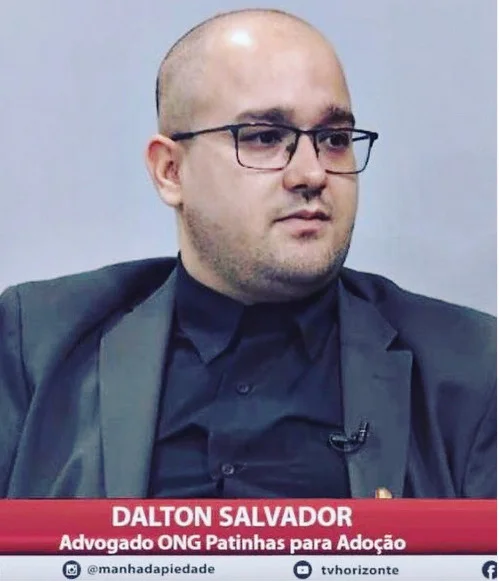 Quadro de TV: Dalton Salvador no estúdio, com o letreiro “Dalton Salvador, Advogado ONG Patinhas para Adoção”